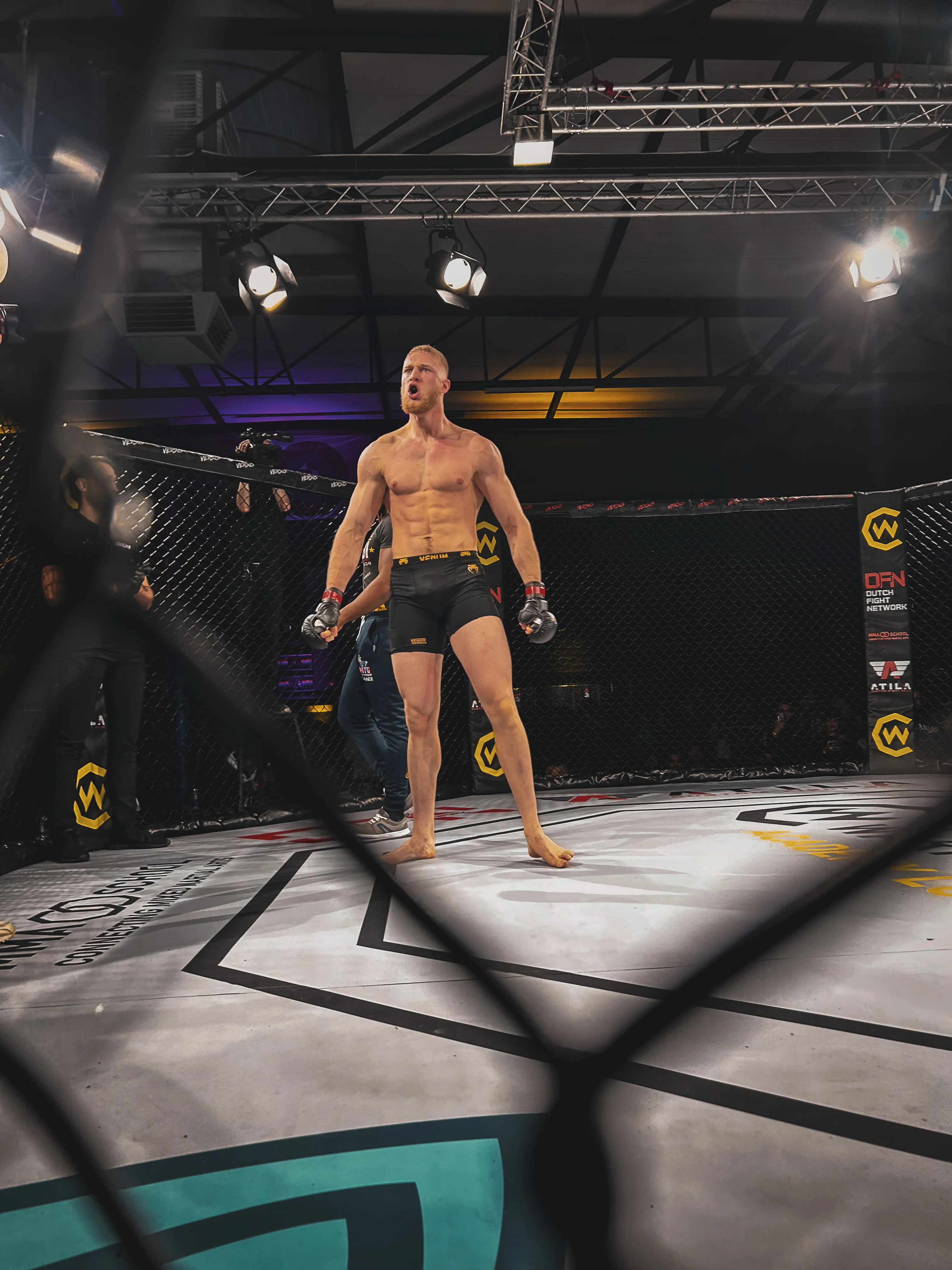Robbe Berger in de kooi bij Cage Warriors Lowlands