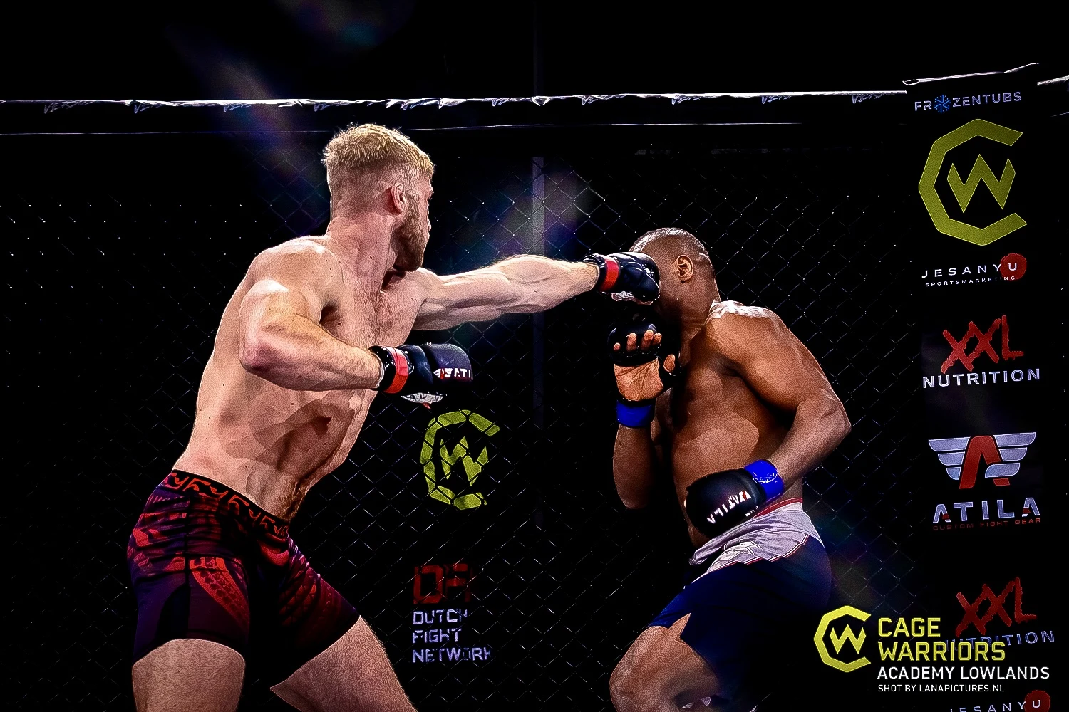 Robbe Berger in actie tegen zijn tegenstander in de kooi bij Cage Warriors Lowlands