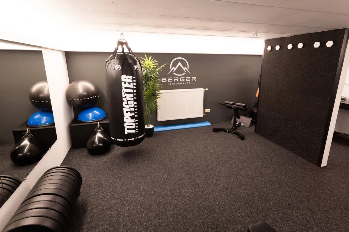 Bokszak en Berger Performance logo op de muur