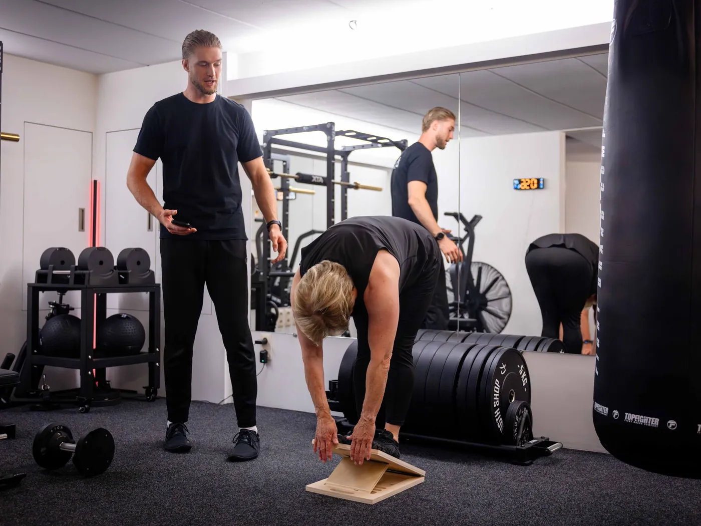 Robbe Berger coacht een klant in de private studio